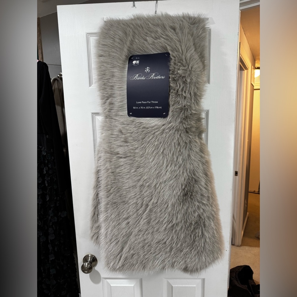 ✨🆕Brooks Brothers Luxe Faux Fur Throw Blanket, 50 Inches x 70 Inches✨